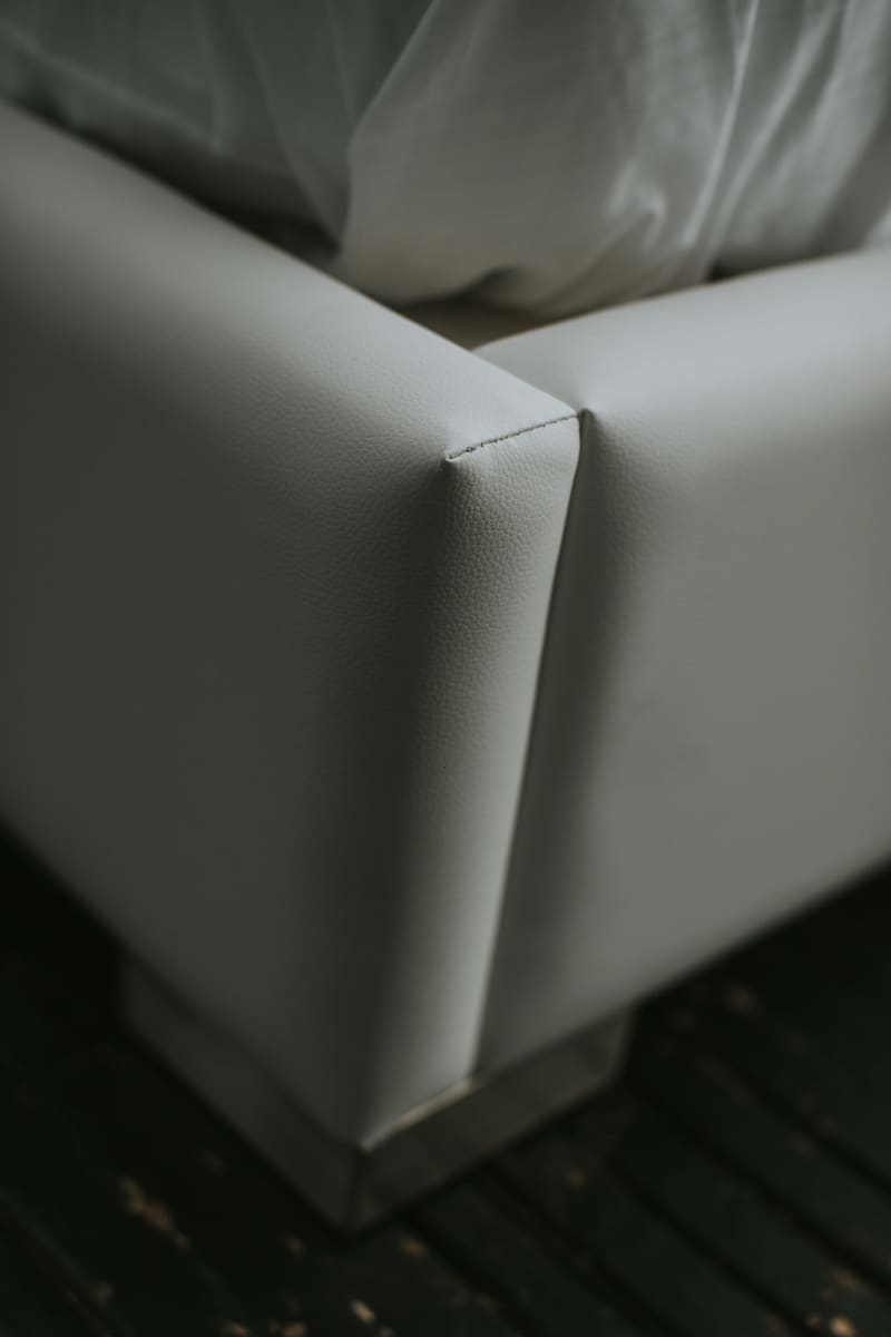 Corner of the platform: the stitched seam in white vegan leather